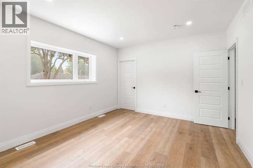196 Ross CRESCENT — photo 17 of 39