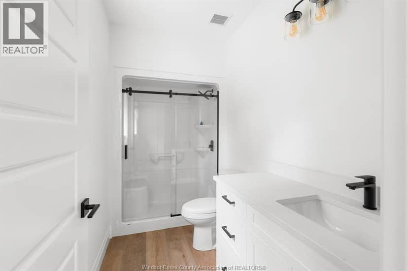 196 Ross CRESCENT — photo 18 of 39