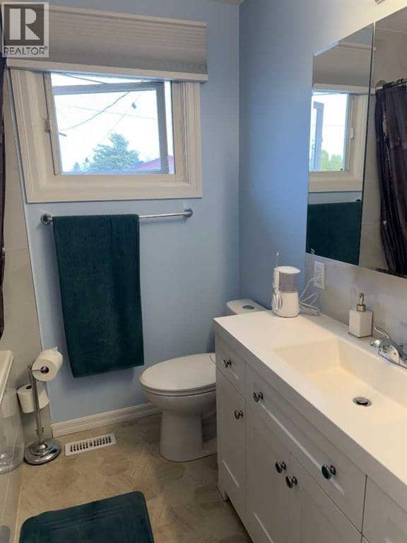 1539 4 Avenue NE — photo 9 of 27