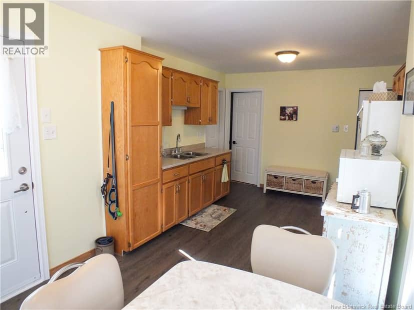 121 Creighton Street South — photo 18 of 40