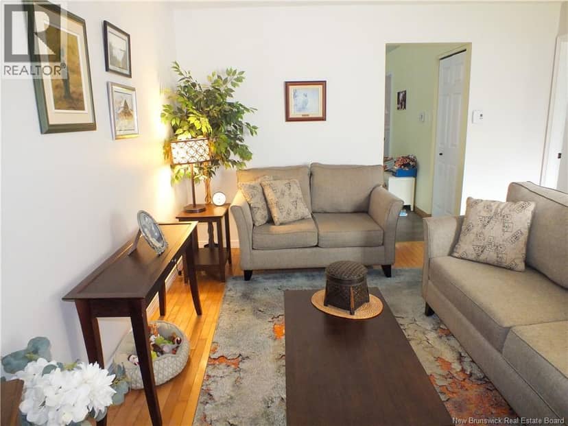 121 Creighton Street South — photo 9 of 40