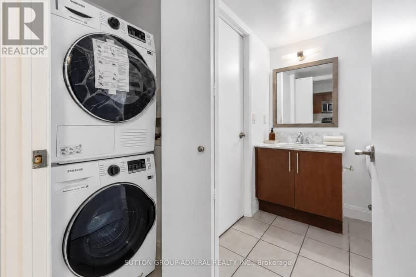 3210 - 2191 Yonge Street — photo 23 of 40