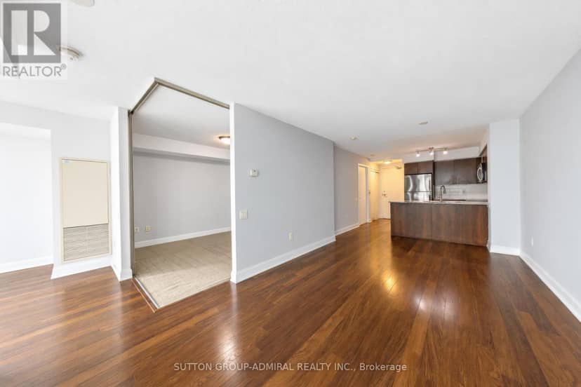 3210 - 2191 Yonge Street — photo 31 of 40