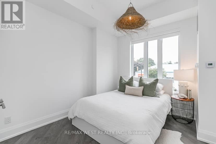 212 - 1 Hume Street — photo 24 of 34