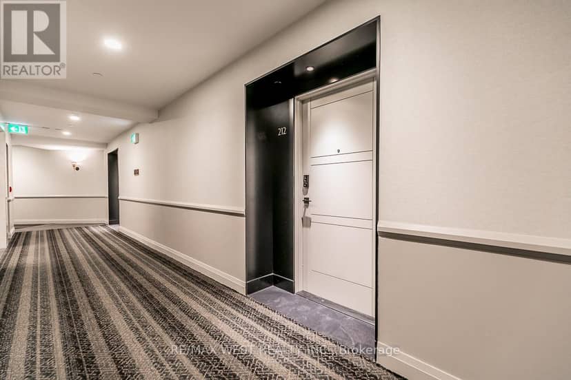 212 - 1 Hume Street — photo 3 of 34