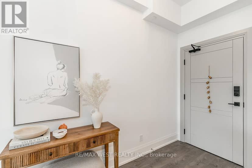 212 - 1 Hume Street — photo 4 of 34