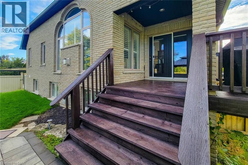 24 CARMICHAEL Crescent — photo 7 of 40