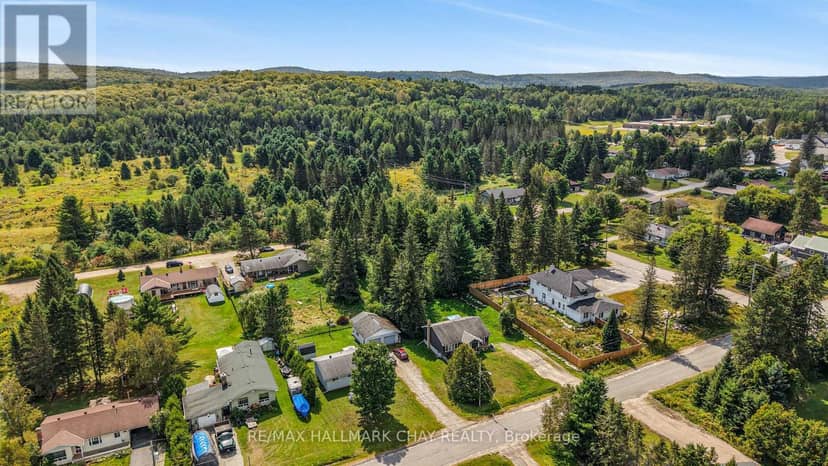 25 John Street, Burk's Falls, photo 8
