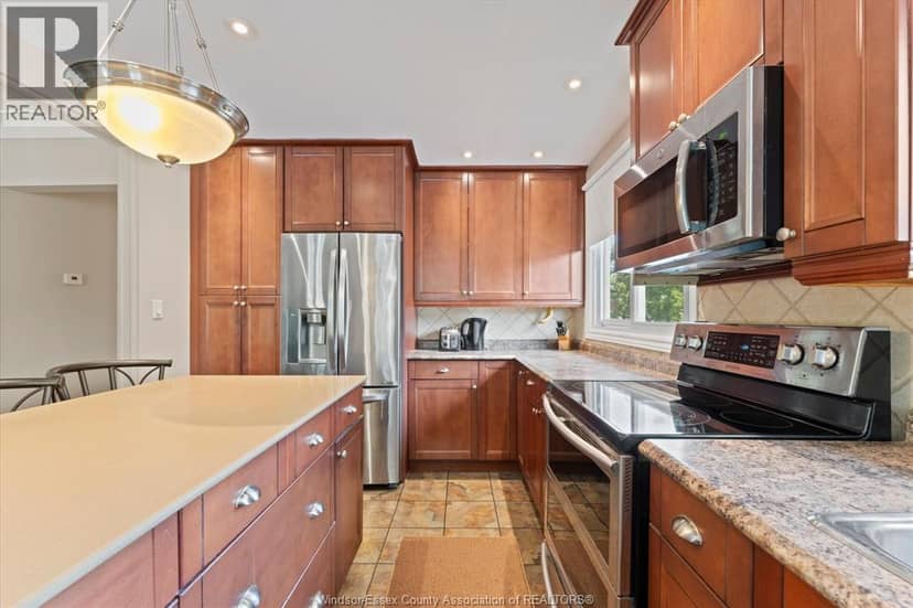 2402 St. Alphonse AVENUE — photo 12 of 36