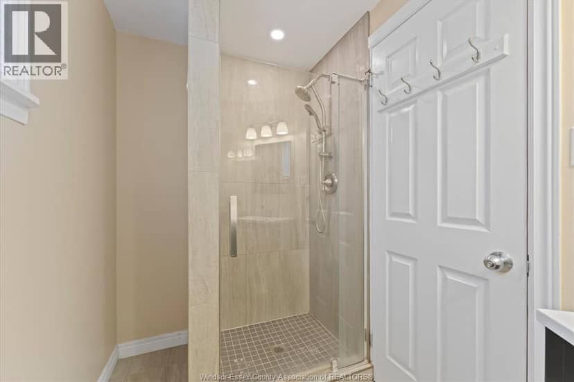 2402 St. Alphonse AVENUE — photo 23 of 36