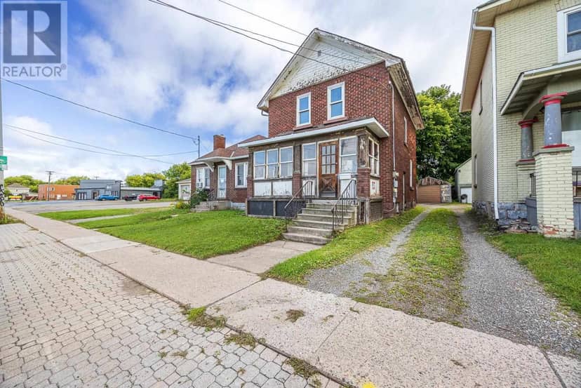 30 Wellington ST E — photo 2 of 22