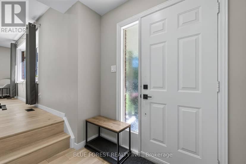 32 Meadowview Road, London South, photo 2