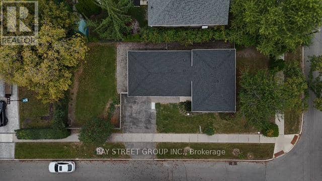 1 Lesgay Crescent — photo 33 of 34