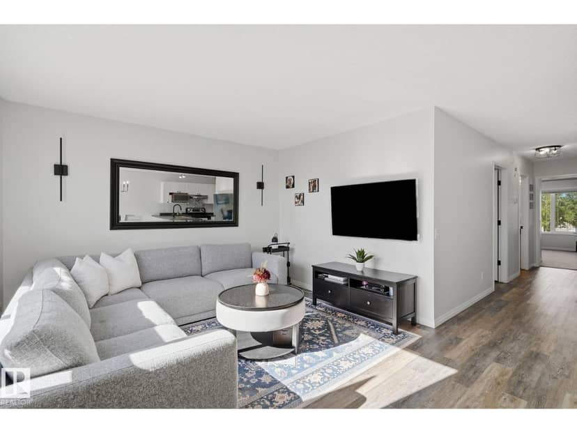 8911 173 AV NW — photo 13 of 37