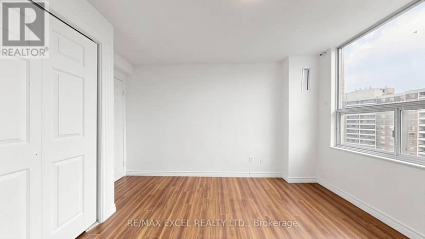 1808 - 10 Edgecliff Golfway — photo 33 of 40