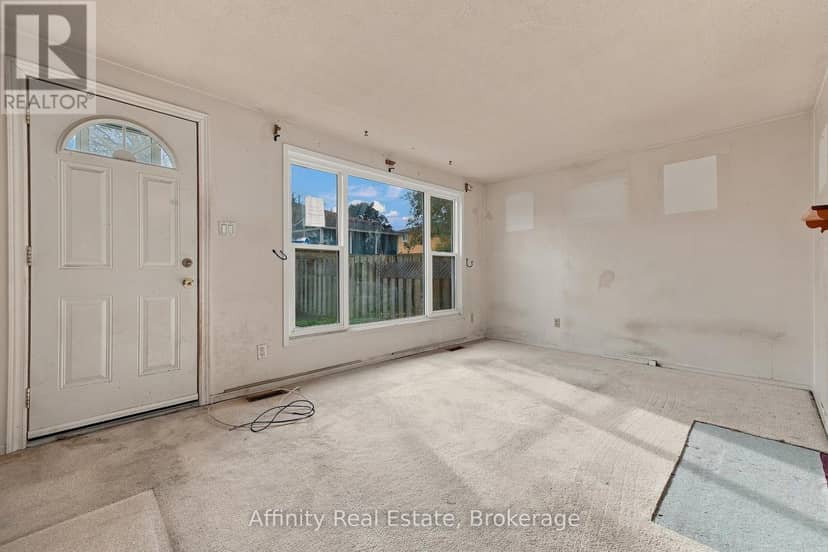 10 - 487 Elgin Street N — photo 11 of 19