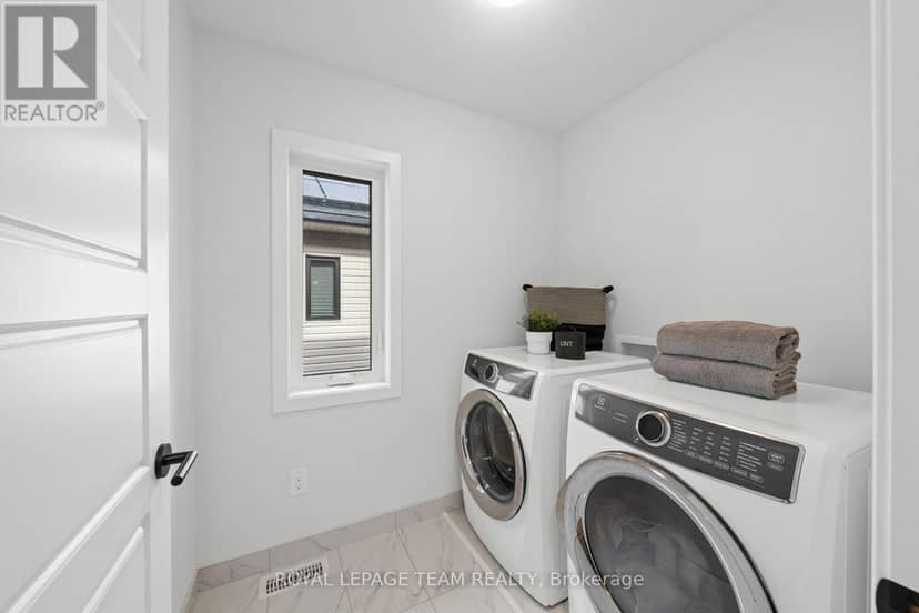 128 Bristol Crescent — photo 38 of 40