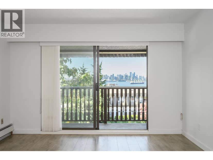 305 310 W 3RD STREET, North Vancouver, photo 2