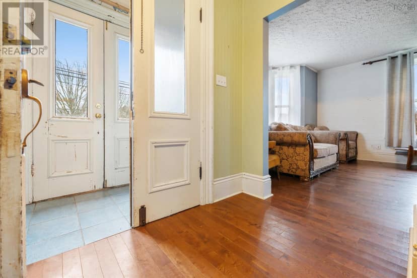 230 Victoria Street E — photo 11 of 40