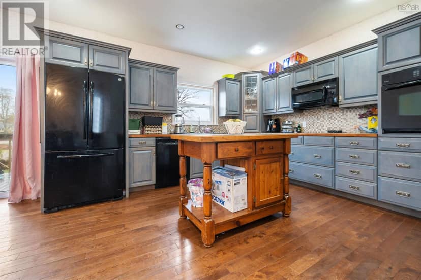 230 Victoria Street E — photo 19 of 40