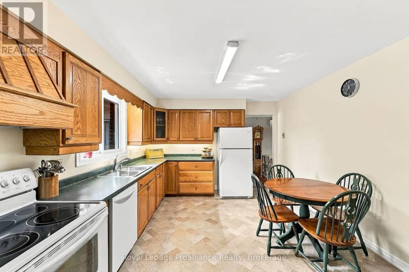 167 Dundas Street — photo 15 of 40