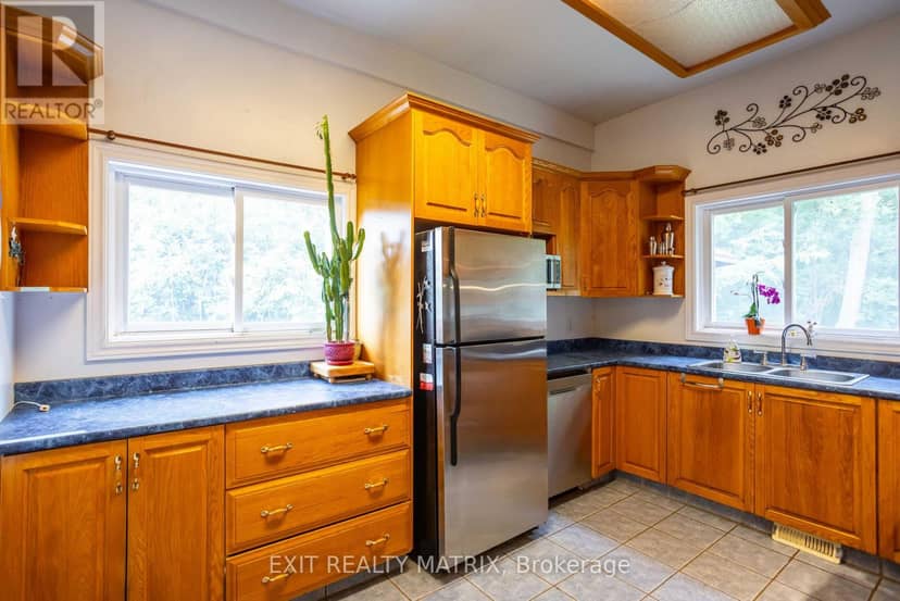 2174 Des Pins Street — photo 13 of 40