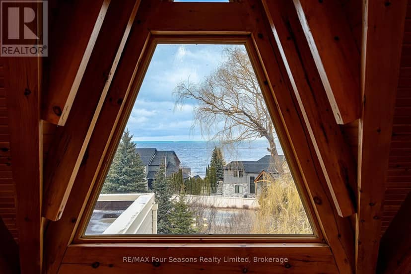 147 Lakeshore Road E — photo 8 of 40