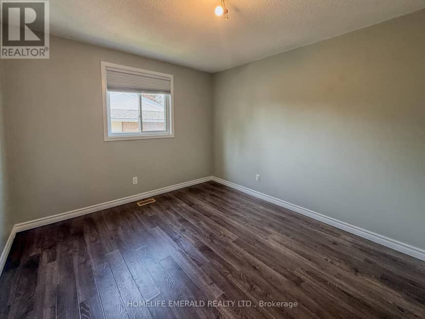 131 Cundles Road E — photo 26 of 40