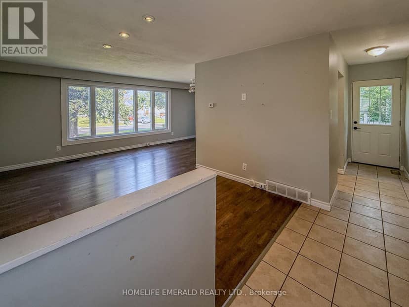 131 Cundles Road E — photo 4 of 40