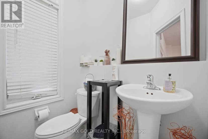 10 Sir Jacobs Crescent — photo 18 of 40