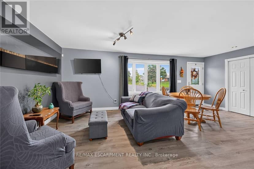 28 Nelles Street E — photo 15 of 40