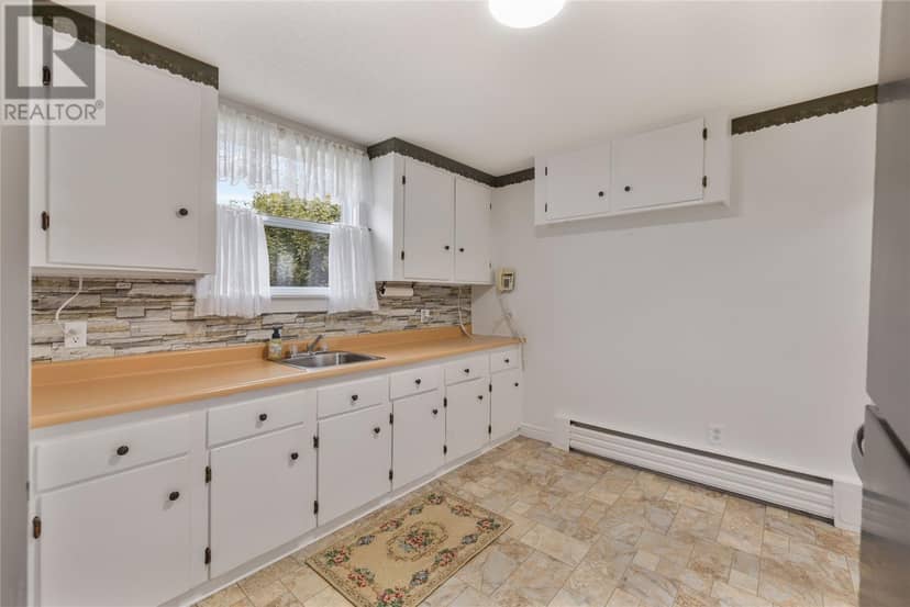 28 Ruth Avenue — photo 9 of 33