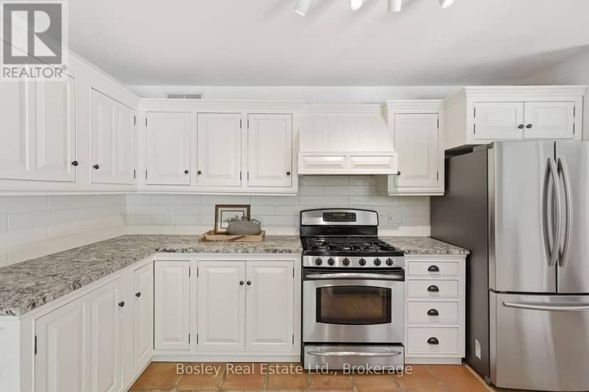 164 Bay Street W — photo 9 of 40