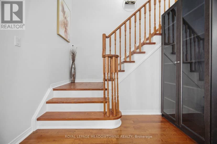 7 Secord Crescent — photo 5 of 35