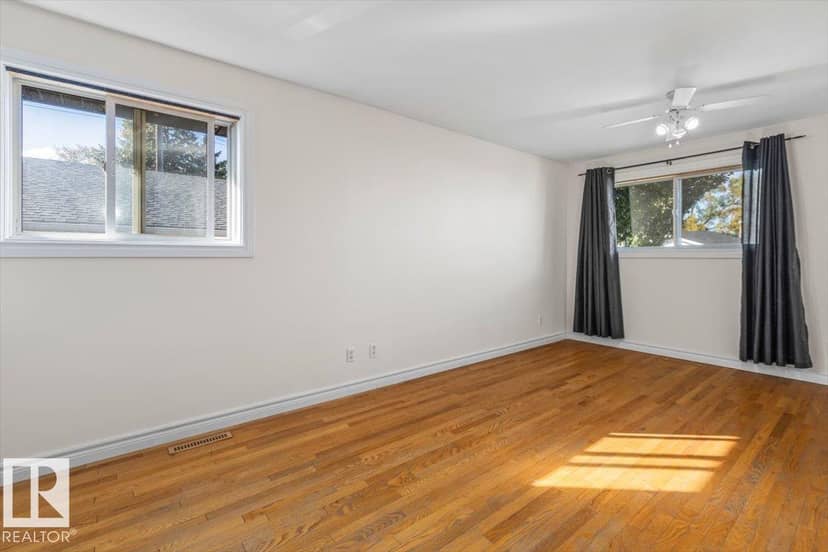 8907 136 AV NW — photo 15 of 40
