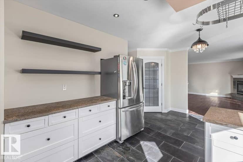 8907 136 AV NW — photo 13 of 40