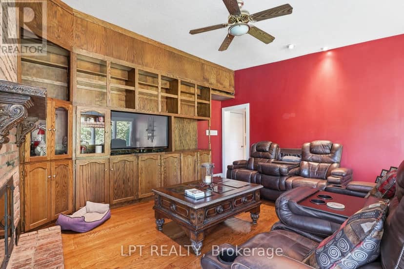 18 Louise Crescent — photo 13 of 40