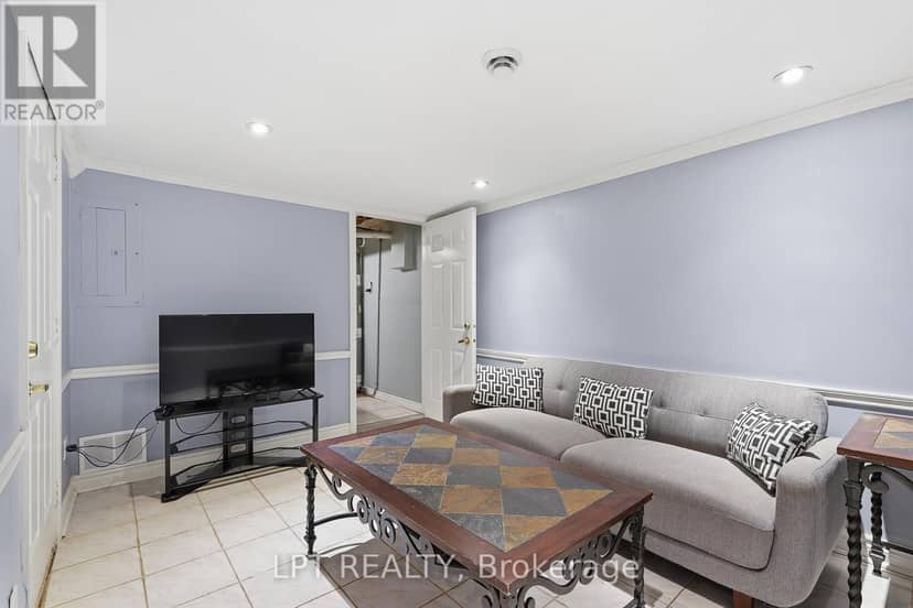 18 Louise Crescent — photo 23 of 40
