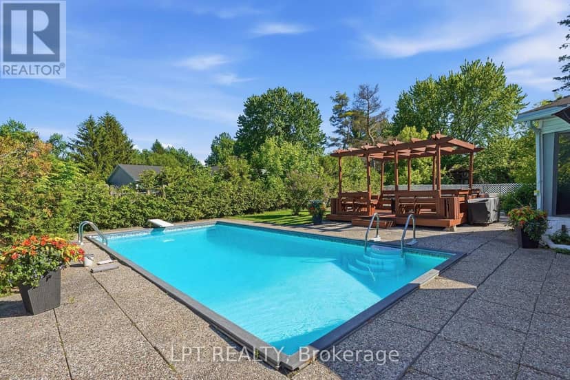 18 Louise Crescent — photo 33 of 40
