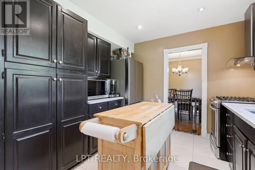 18 Louise Crescent — photo 9 of 40