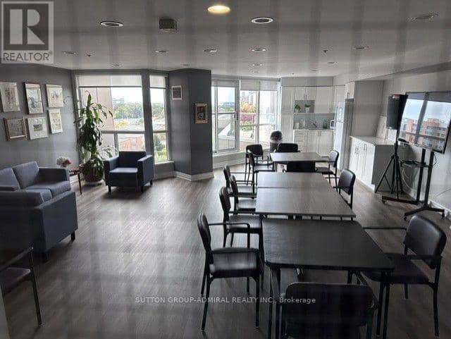 809 - 2 Neptune Drive — photo 11 of 13