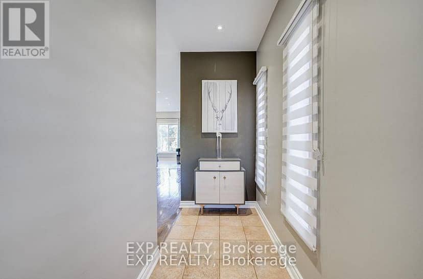 292 Sheridan Court, Newmarket, photo 2