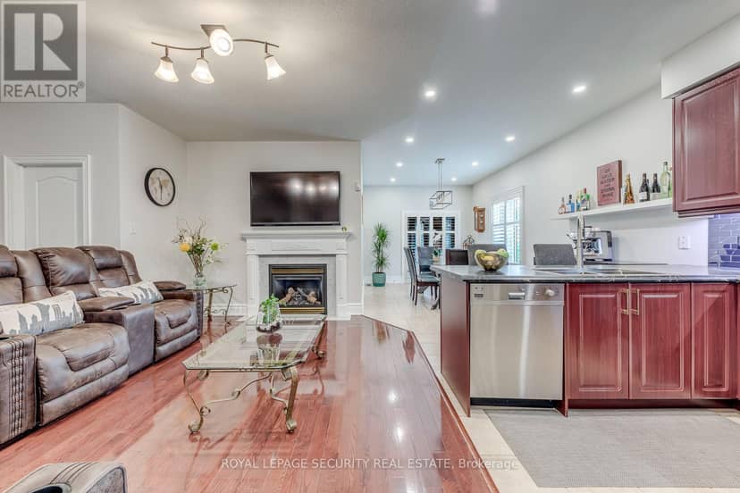 25 Pinecliff Crescent — photo 11 of 40