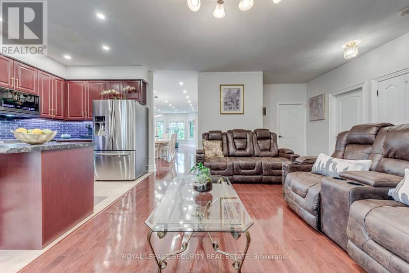 25 Pinecliff Crescent — photo 13 of 40