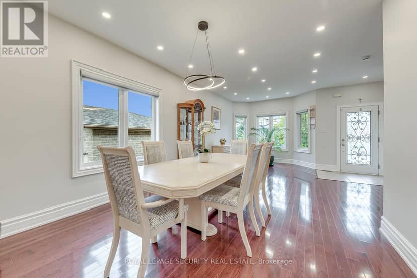 25 Pinecliff Crescent — photo 9 of 40