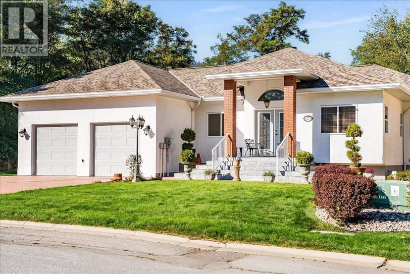 1275 Paquette Drive, Trail