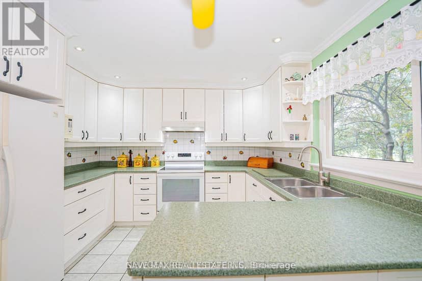 56 - 46 Dearbourne Boulevard — photo 14 of 36