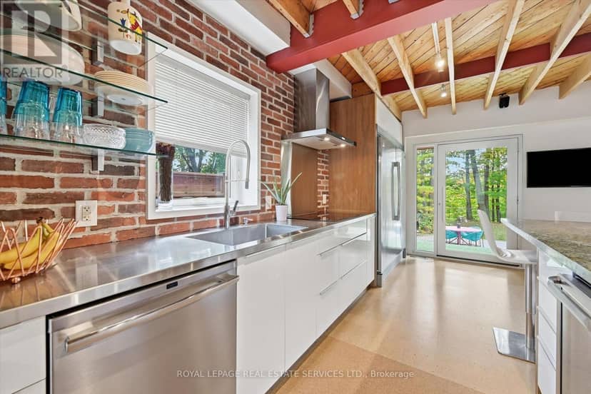 1318 Odessa Crescent — photo 9 of 40