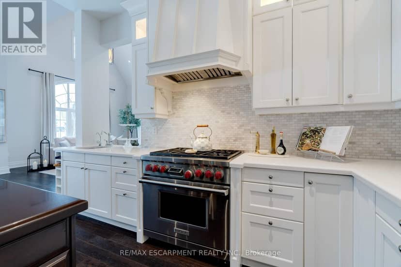 4 Holdroyd Court — photo 10 of 39
