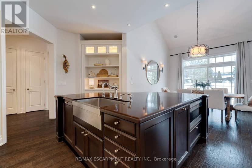 4 Holdroyd Court — photo 11 of 39